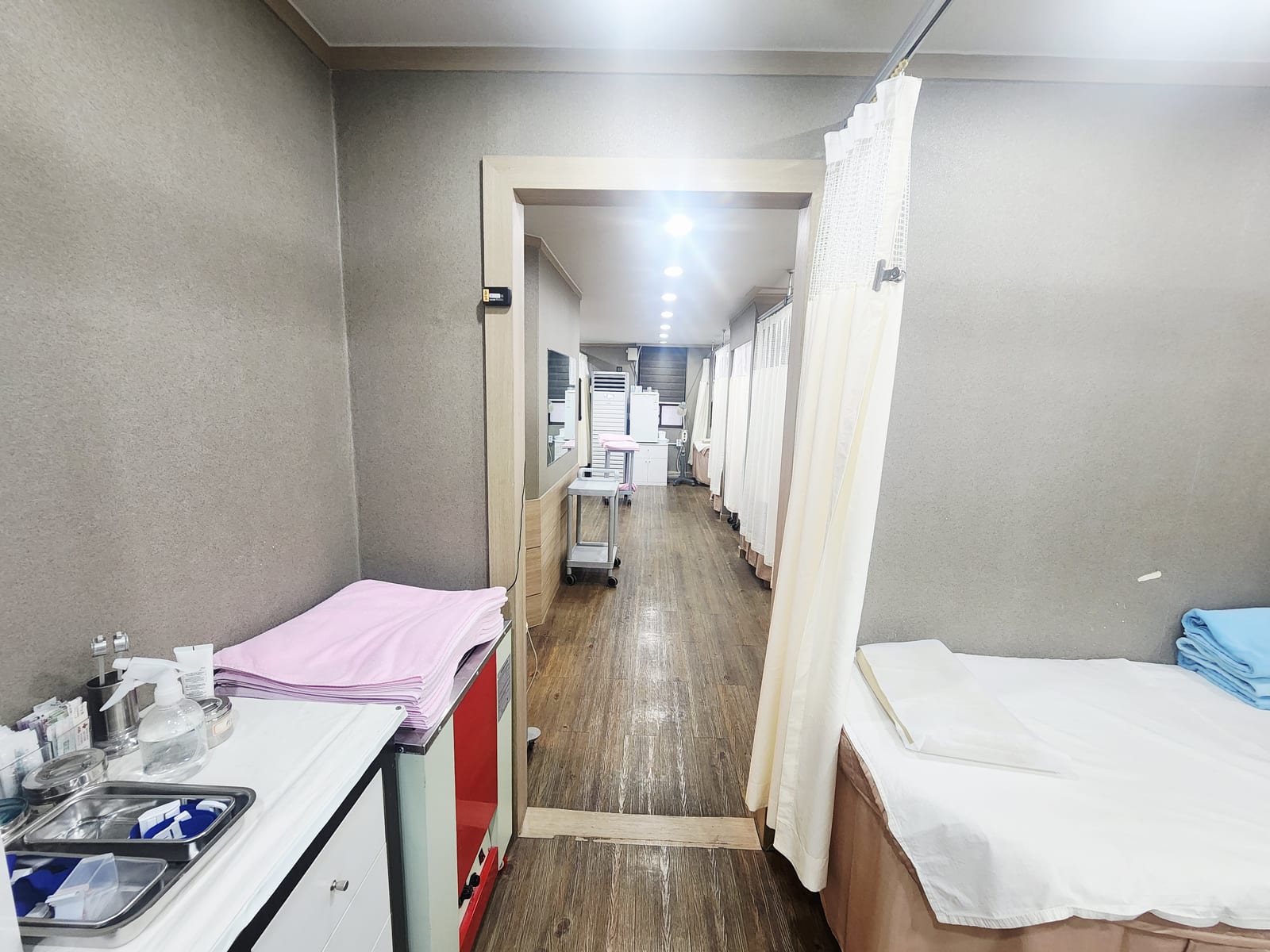 남상천한의원 치료 베드와 준비대