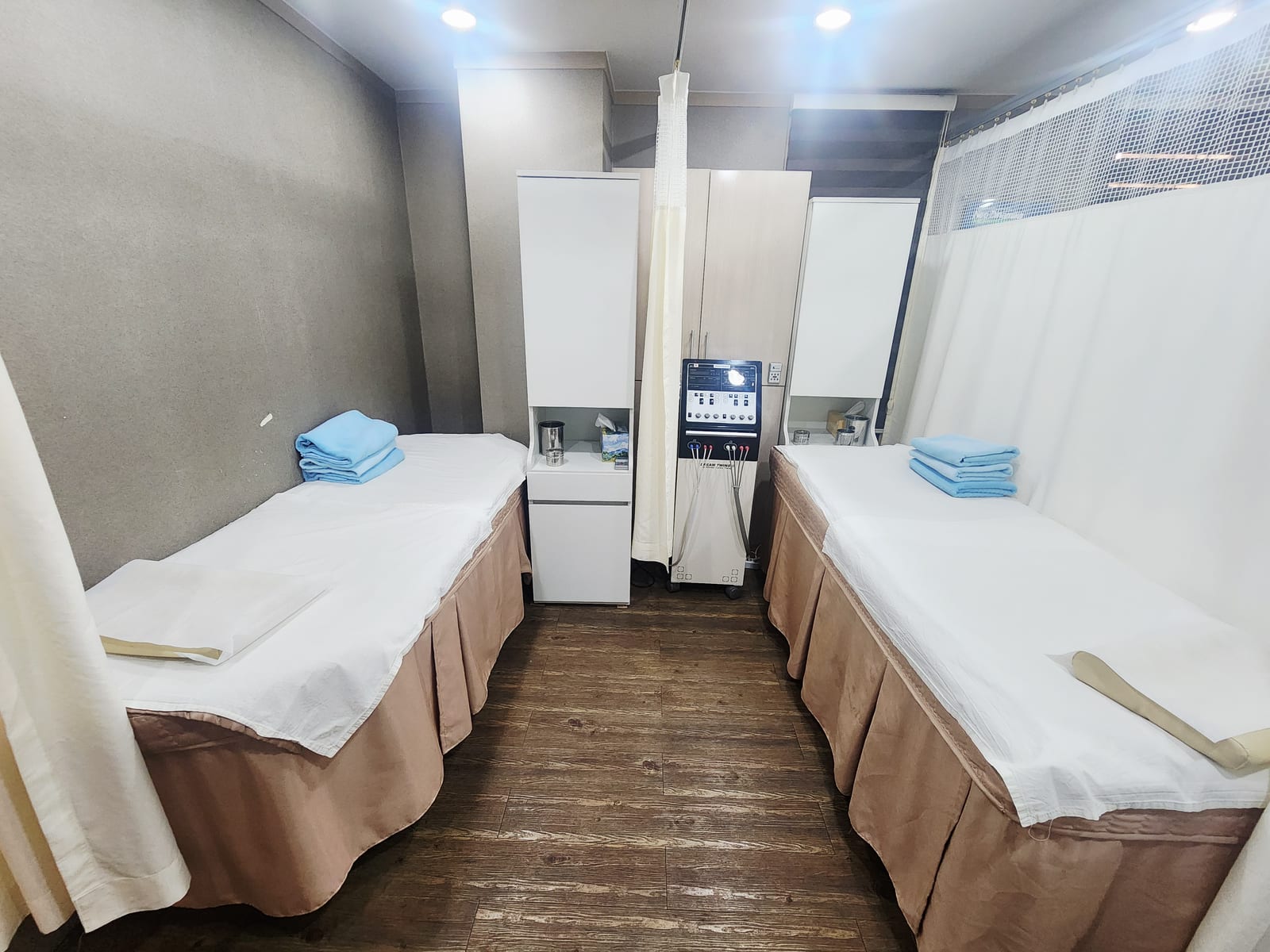 남상천한의원 치료실 베드 전경